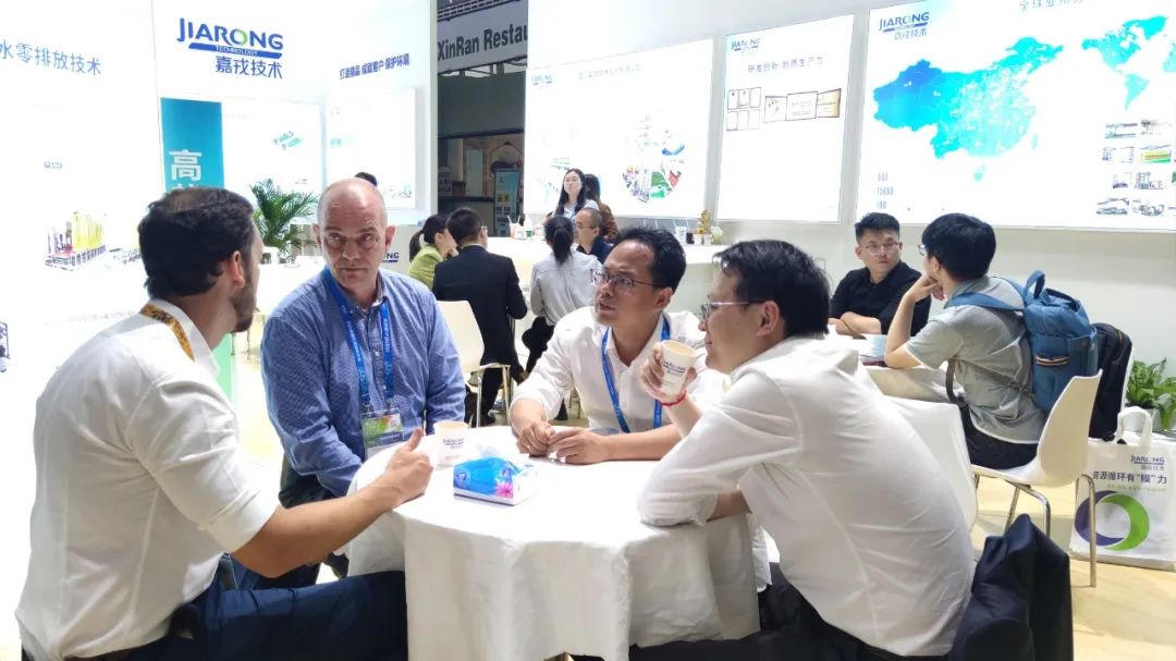 星空体育董事长董正军与客户交谈