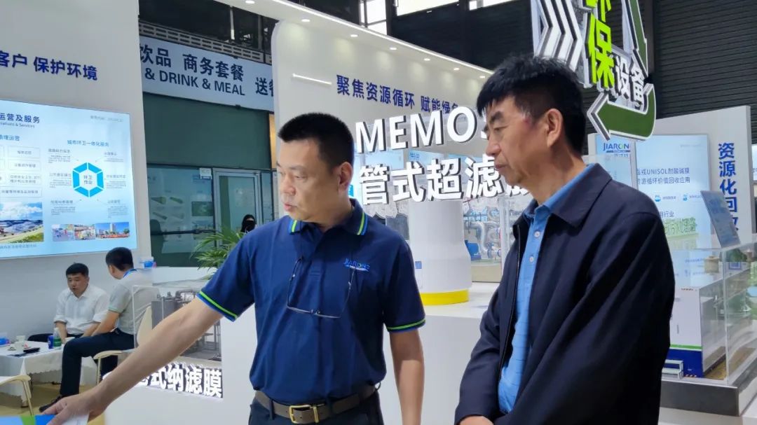 星空体育总经理蒋林煜与客户交谈