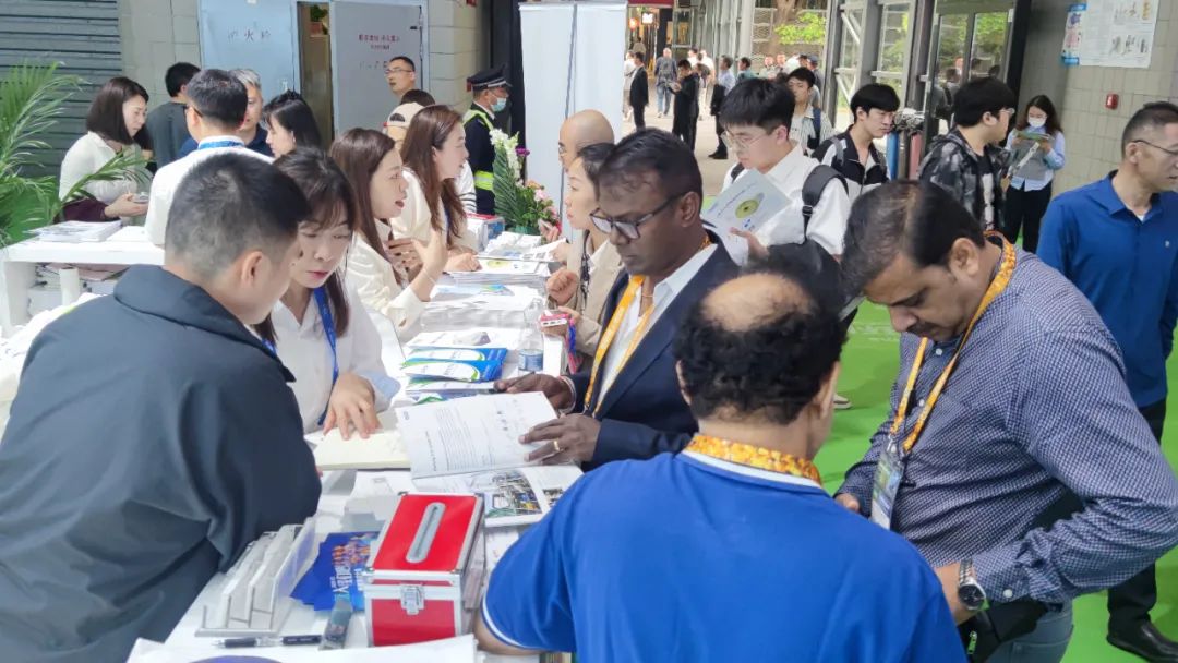 东南亚客户光临星空体育展台咨询污水处理